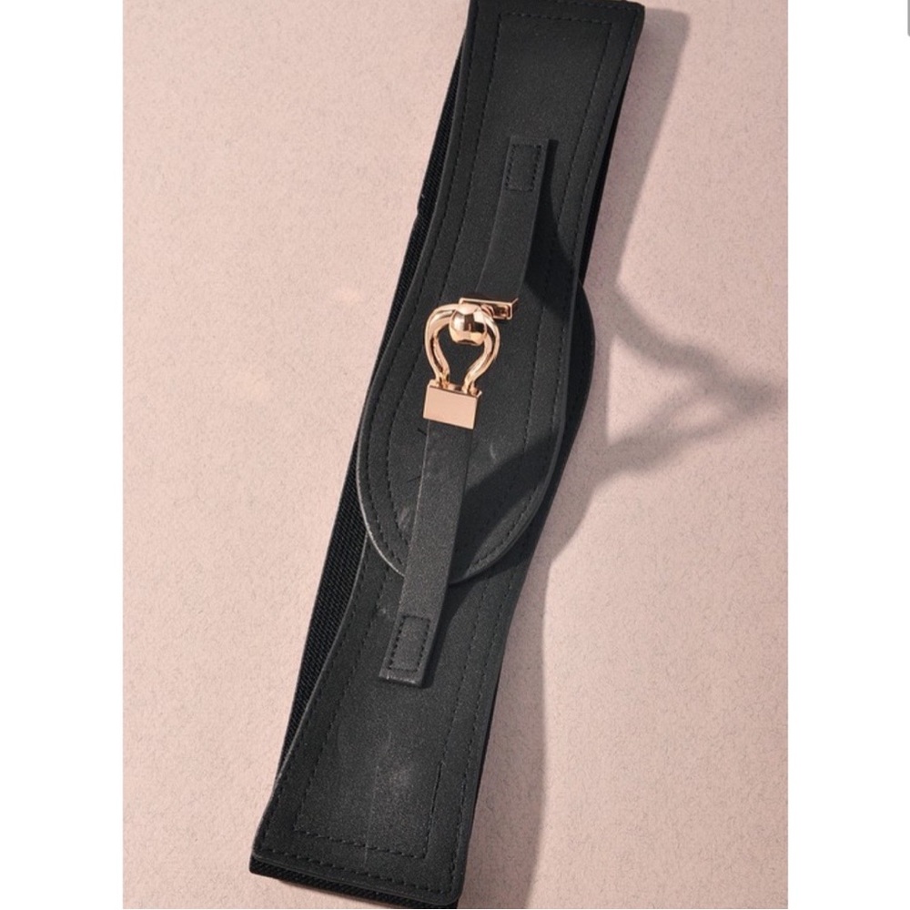 JUST IN /  Brown Interlocking-Hook Stretch Belt in Black